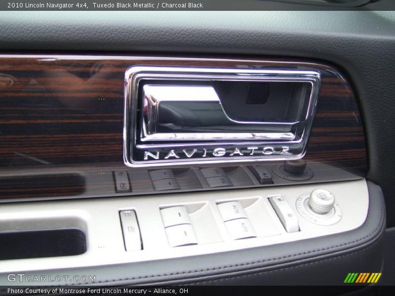 Tuxedo Black Metallic / Charcoal Black 2010 Lincoln Navigator 4x4