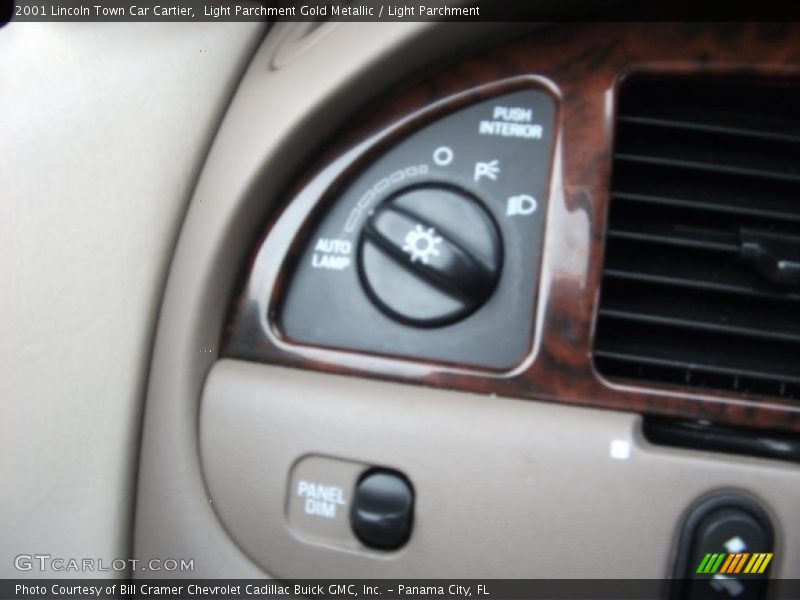 Light Parchment Gold Metallic / Light Parchment 2001 Lincoln Town Car Cartier