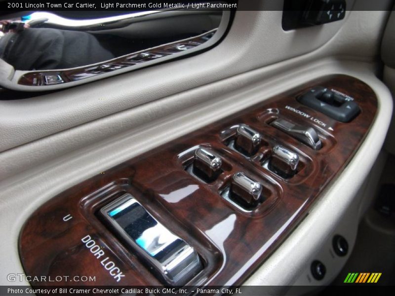 Light Parchment Gold Metallic / Light Parchment 2001 Lincoln Town Car Cartier