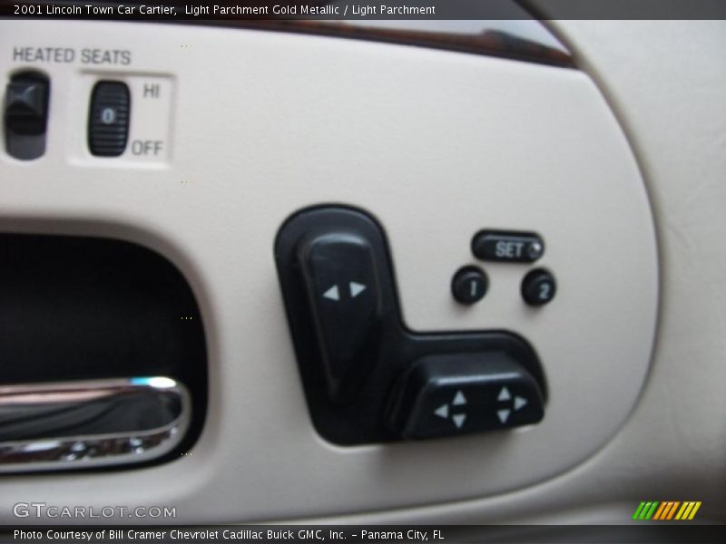 Light Parchment Gold Metallic / Light Parchment 2001 Lincoln Town Car Cartier
