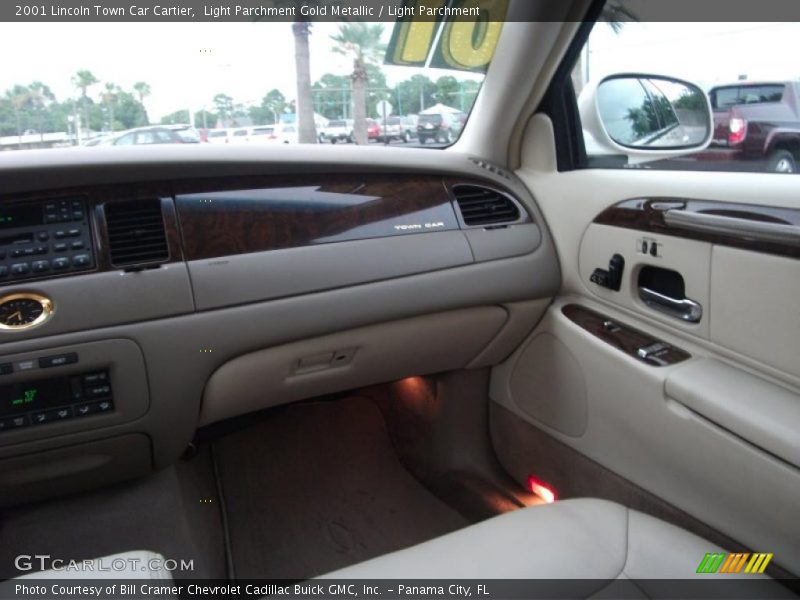 Light Parchment Gold Metallic / Light Parchment 2001 Lincoln Town Car Cartier
