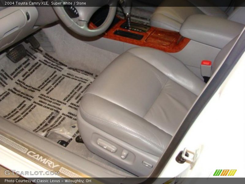Super White / Stone 2004 Toyota Camry XLE