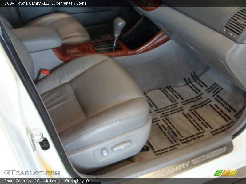 Super White / Stone 2004 Toyota Camry XLE