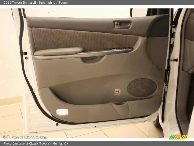 Super White / Taupe 2010 Toyota Sienna LE