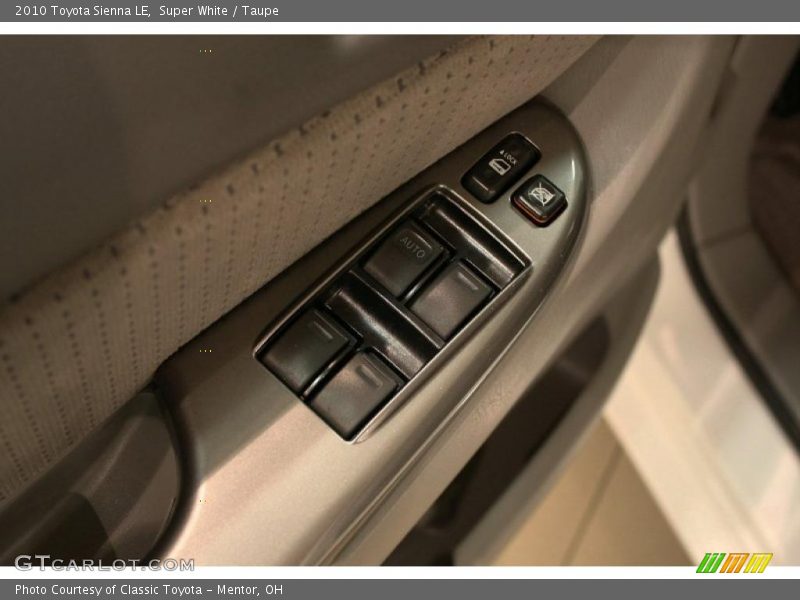 Super White / Taupe 2010 Toyota Sienna LE