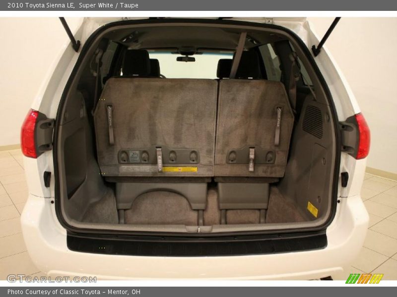 Super White / Taupe 2010 Toyota Sienna LE