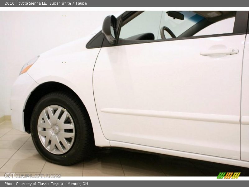 Super White / Taupe 2010 Toyota Sienna LE
