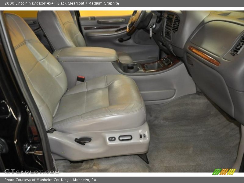 Black Clearcoat / Medium Graphite 2000 Lincoln Navigator 4x4