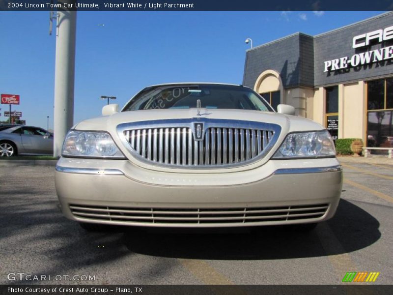 Vibrant White / Light Parchment 2004 Lincoln Town Car Ultimate
