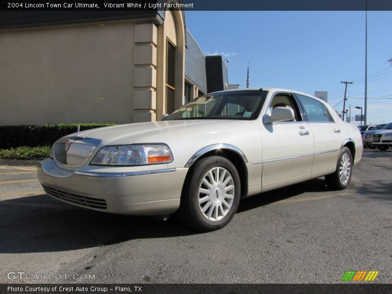 Vibrant White / Light Parchment 2004 Lincoln Town Car Ultimate
