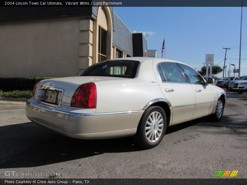 Vibrant White / Light Parchment 2004 Lincoln Town Car Ultimate