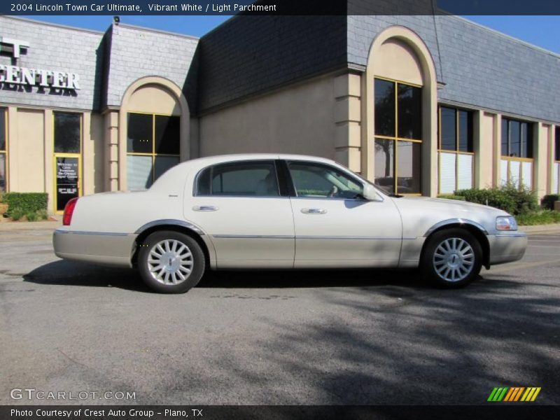 Vibrant White / Light Parchment 2004 Lincoln Town Car Ultimate