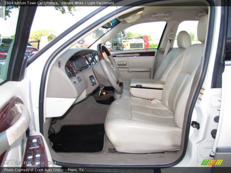 Vibrant White / Light Parchment 2004 Lincoln Town Car Ultimate