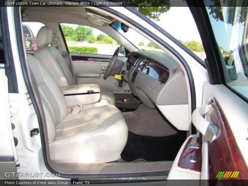 Vibrant White / Light Parchment 2004 Lincoln Town Car Ultimate