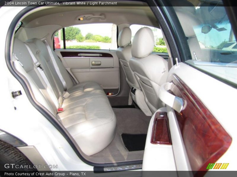 Vibrant White / Light Parchment 2004 Lincoln Town Car Ultimate