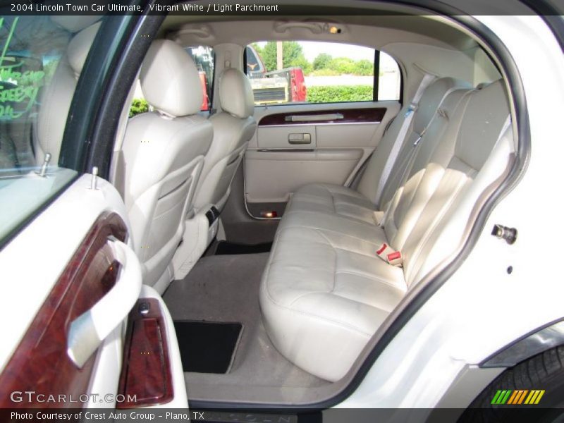 Vibrant White / Light Parchment 2004 Lincoln Town Car Ultimate