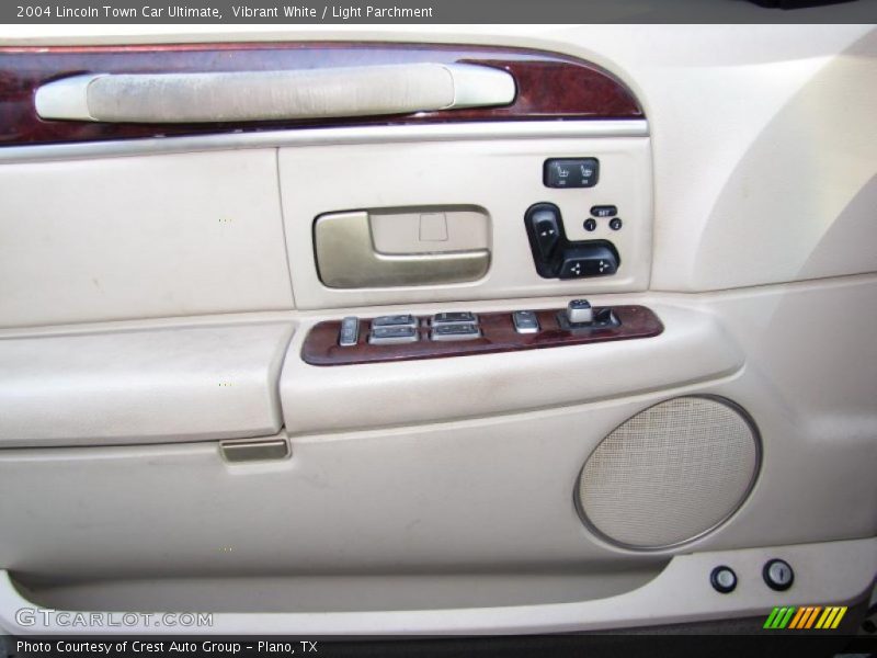 Vibrant White / Light Parchment 2004 Lincoln Town Car Ultimate