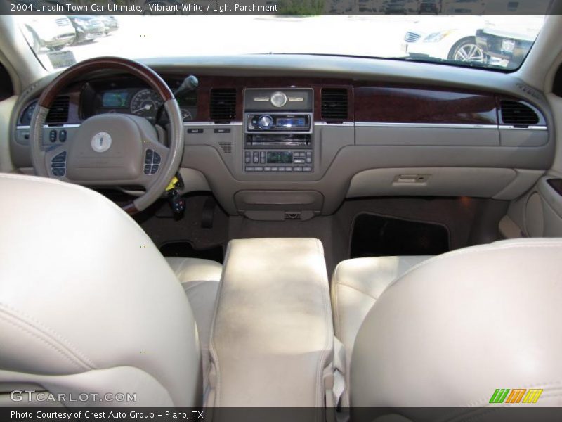 Vibrant White / Light Parchment 2004 Lincoln Town Car Ultimate