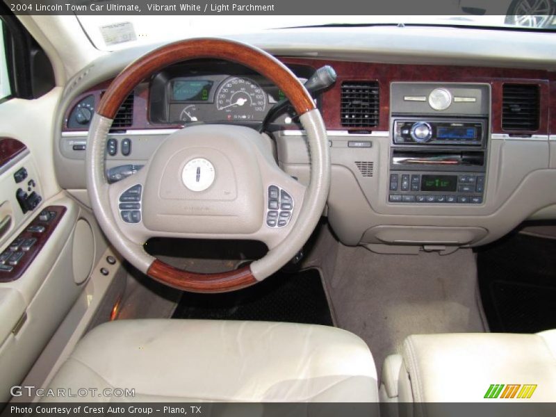 Vibrant White / Light Parchment 2004 Lincoln Town Car Ultimate