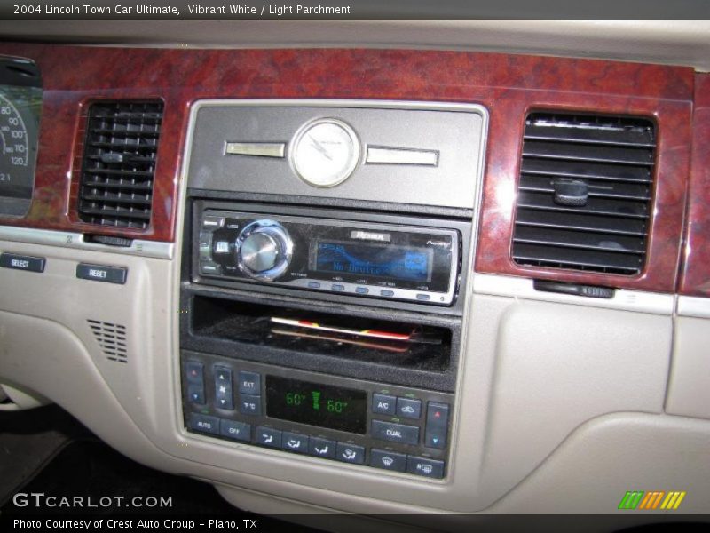 Vibrant White / Light Parchment 2004 Lincoln Town Car Ultimate