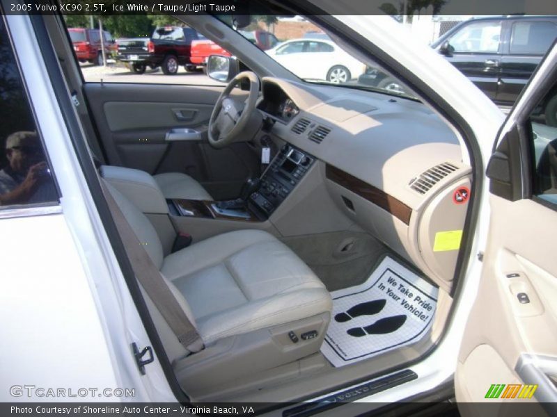 Ice White / Taupe/Light Taupe 2005 Volvo XC90 2.5T