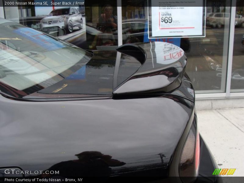 Super Black / Frost 2000 Nissan Maxima SE