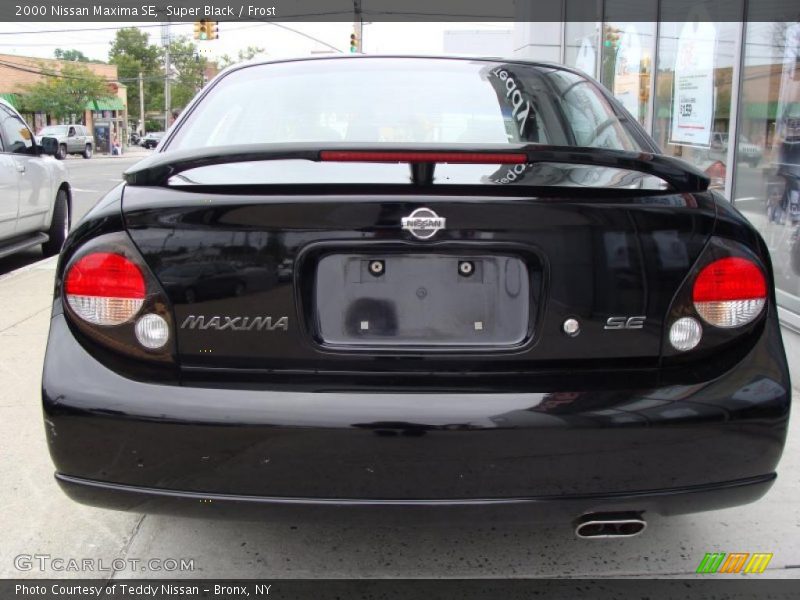 Super Black / Frost 2000 Nissan Maxima SE