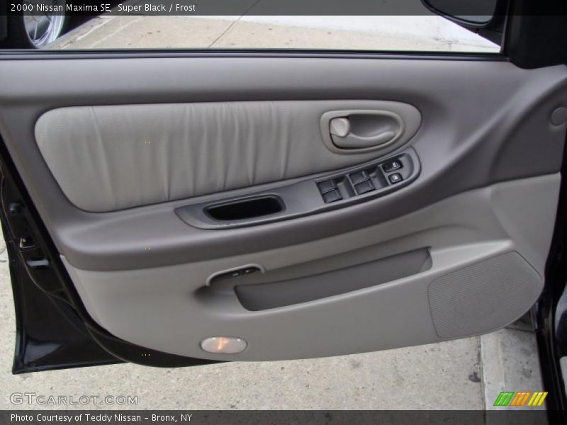 Super Black / Frost 2000 Nissan Maxima SE