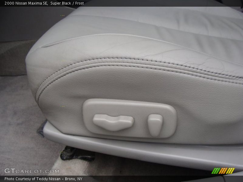 Super Black / Frost 2000 Nissan Maxima SE