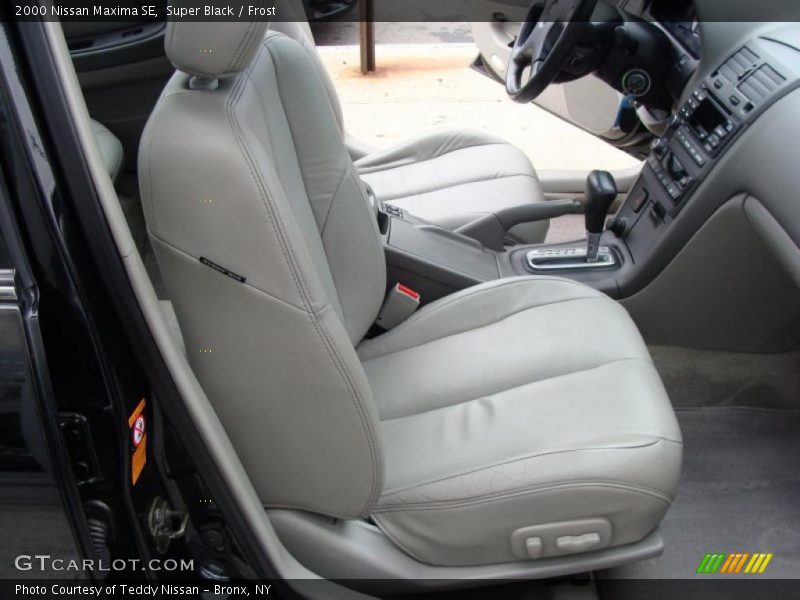 Super Black / Frost 2000 Nissan Maxima SE