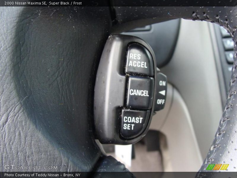 Super Black / Frost 2000 Nissan Maxima SE