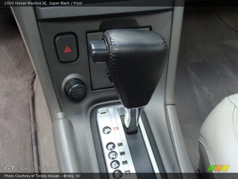 Super Black / Frost 2000 Nissan Maxima SE