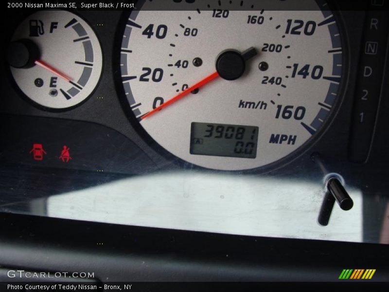 Super Black / Frost 2000 Nissan Maxima SE