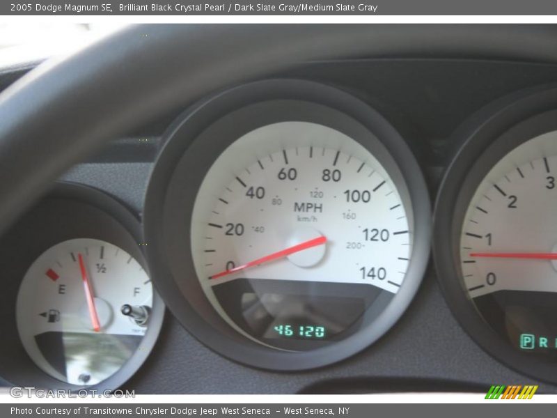 Brilliant Black Crystal Pearl / Dark Slate Gray/Medium Slate Gray 2005 Dodge Magnum SE