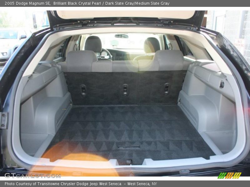 Brilliant Black Crystal Pearl / Dark Slate Gray/Medium Slate Gray 2005 Dodge Magnum SE