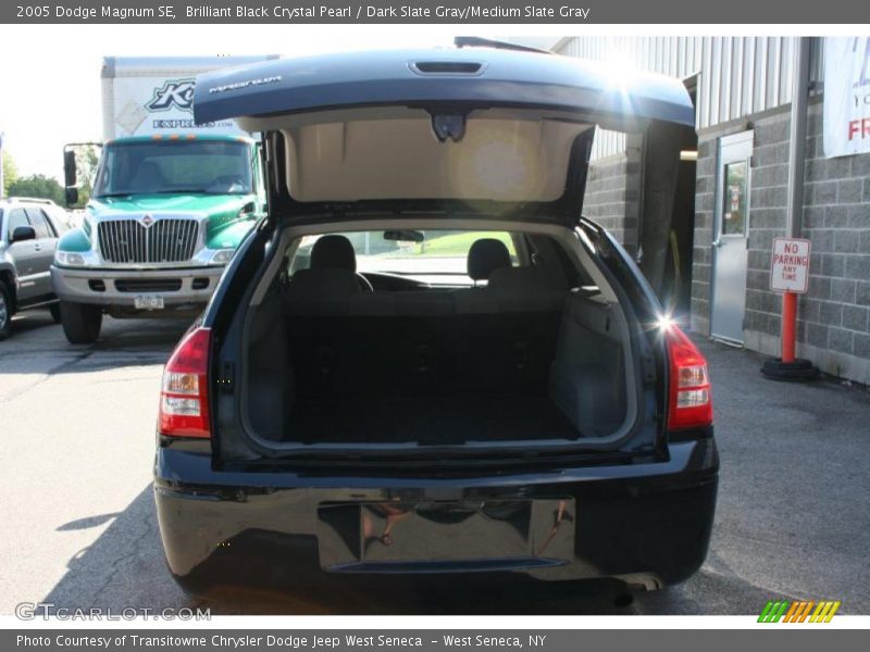 Brilliant Black Crystal Pearl / Dark Slate Gray/Medium Slate Gray 2005 Dodge Magnum SE