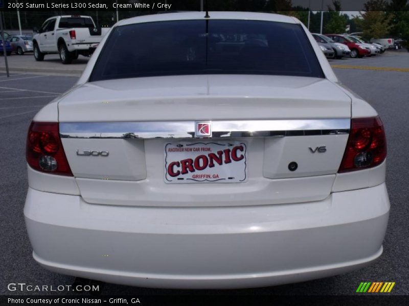 Cream White / Grey 2005 Saturn L Series L300 Sedan
