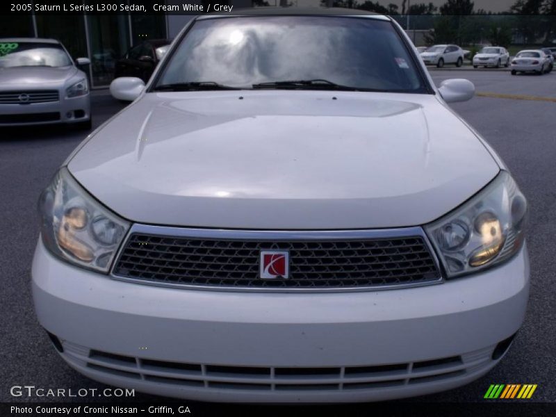 Cream White / Grey 2005 Saturn L Series L300 Sedan