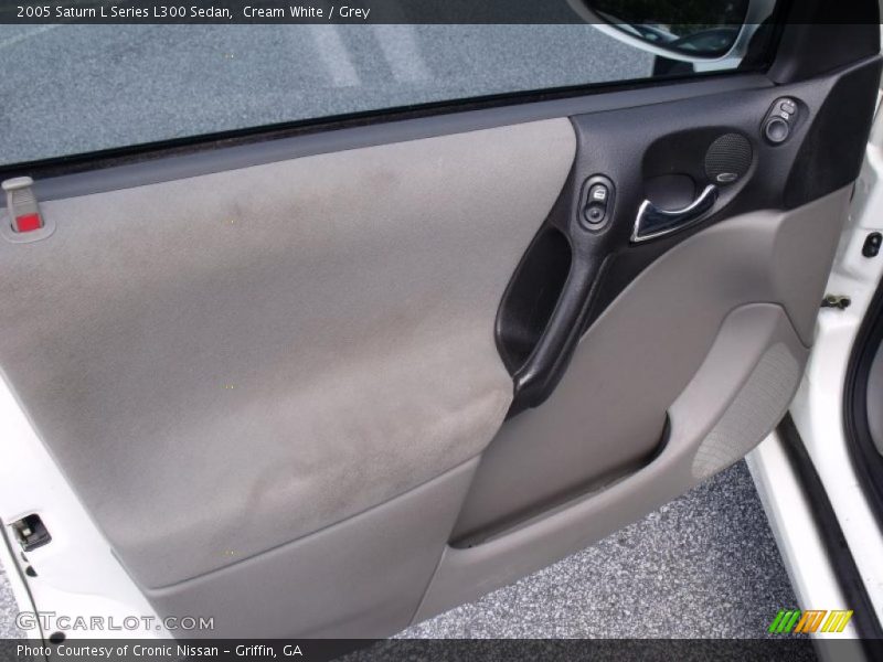 Cream White / Grey 2005 Saturn L Series L300 Sedan