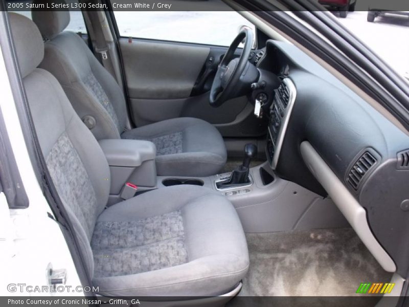Cream White / Grey 2005 Saturn L Series L300 Sedan