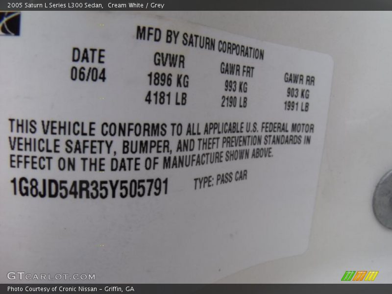 Cream White / Grey 2005 Saturn L Series L300 Sedan