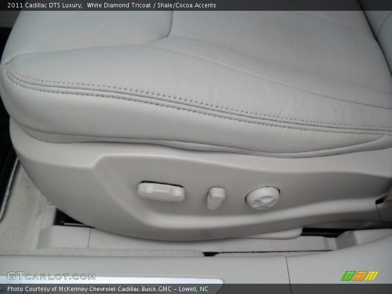 White Diamond Tricoat / Shale/Cocoa Accents 2011 Cadillac DTS Luxury