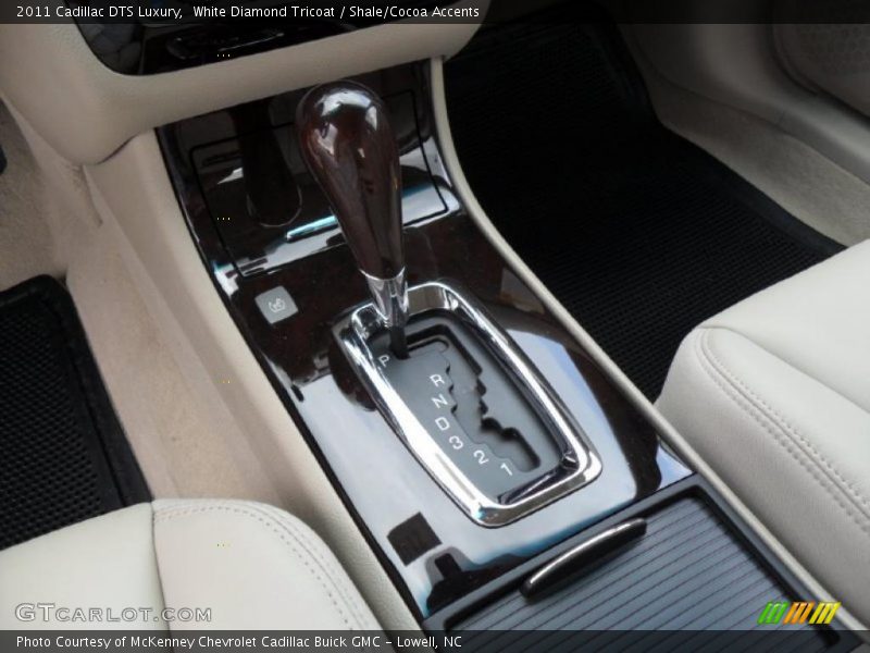 White Diamond Tricoat / Shale/Cocoa Accents 2011 Cadillac DTS Luxury
