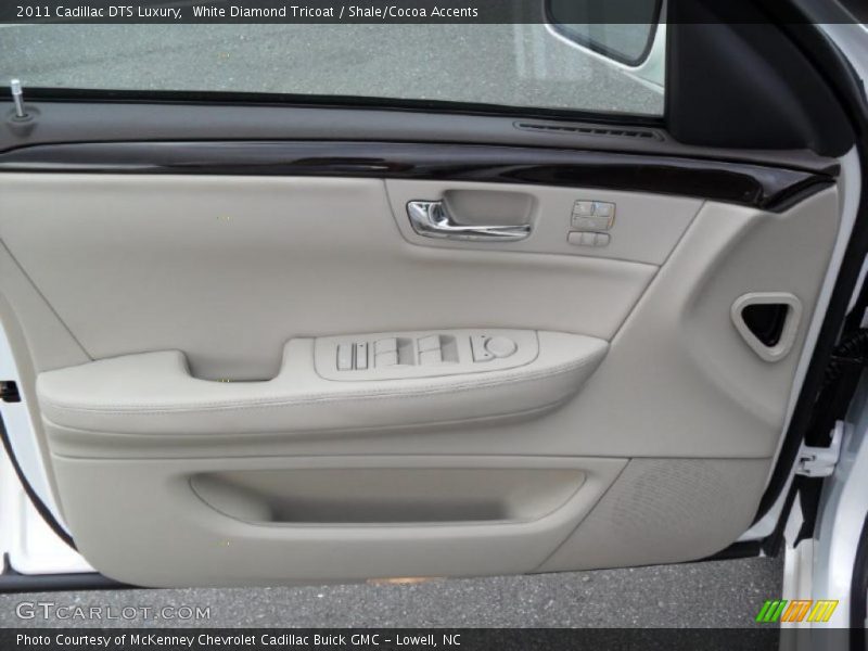 White Diamond Tricoat / Shale/Cocoa Accents 2011 Cadillac DTS Luxury