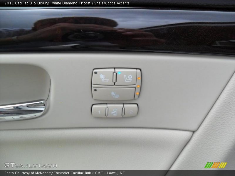White Diamond Tricoat / Shale/Cocoa Accents 2011 Cadillac DTS Luxury