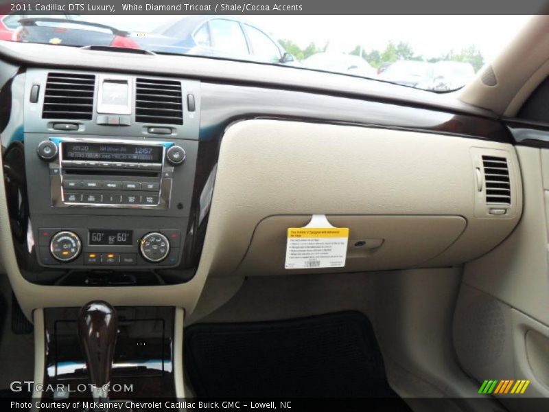 White Diamond Tricoat / Shale/Cocoa Accents 2011 Cadillac DTS Luxury