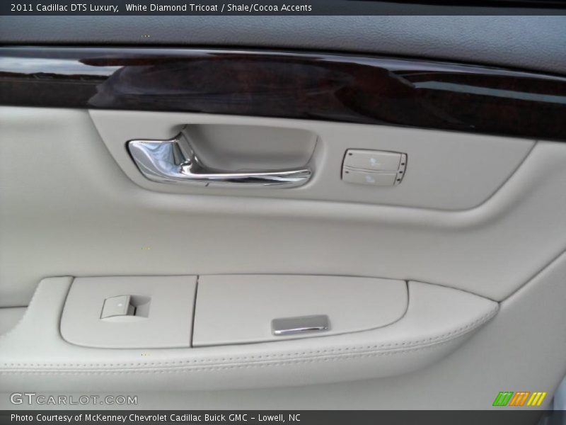 White Diamond Tricoat / Shale/Cocoa Accents 2011 Cadillac DTS Luxury