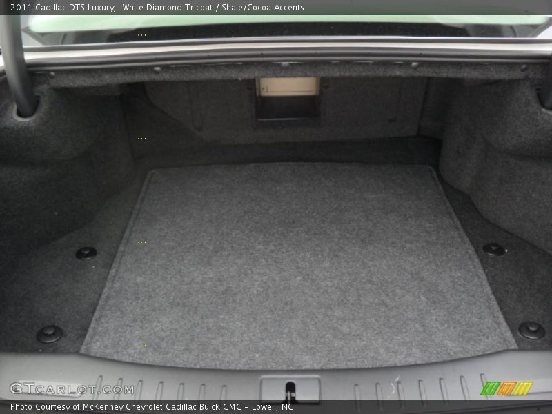 White Diamond Tricoat / Shale/Cocoa Accents 2011 Cadillac DTS Luxury
