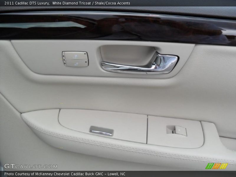 White Diamond Tricoat / Shale/Cocoa Accents 2011 Cadillac DTS Luxury