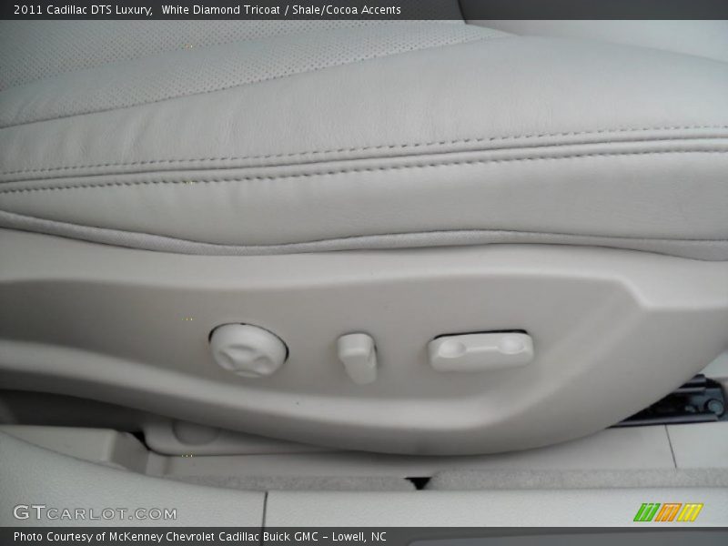 White Diamond Tricoat / Shale/Cocoa Accents 2011 Cadillac DTS Luxury